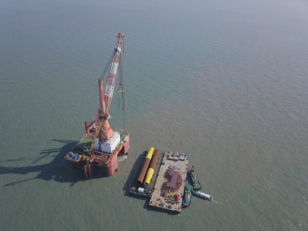 ◇전라남도 영광 낙월 해상풍력 프로젝트 현장에서 GS엔텍 모노파일이 설치되는 모습