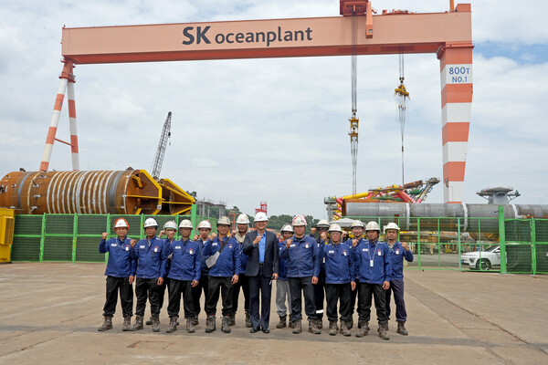 ◇지난 3일 경남 고성군 소재 SK오션플랜트 본사를 방문한 태국 해군 참모총장 등 방문단이 현장에서 근무 중인 태국인 용접사와 함께 기념 촬영을 하고 있다.