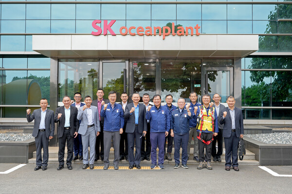 ◇태국 해군 관계자들과 SK오션플랜트 관계자들의 단체 기념 촬영 모습 