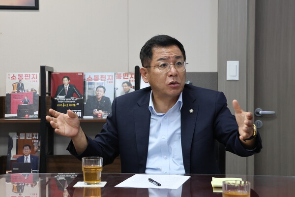 국회에서 만난 포항시남구·울릉군 이상휘 국회의원. /스틸데일리 박현욱 기자