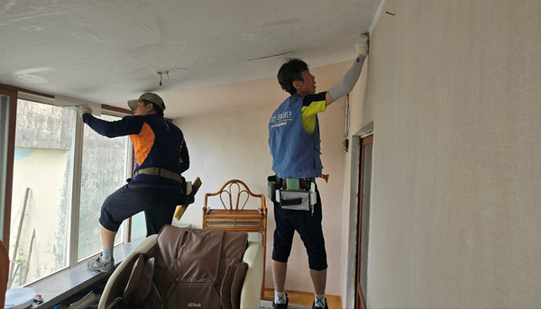 지난 달 9일, 포항제철소 리폼봉사단이 청림동에서 주거 환경 개선 봉사를 펼치고 있다.