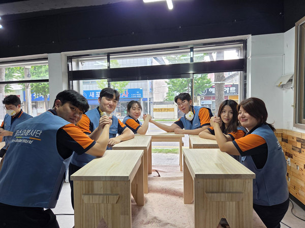 지난 달 22일, 25년도 포스코 신입사원들이 지역 사회에 기부할 원목 벤치를 제작하고 있다.