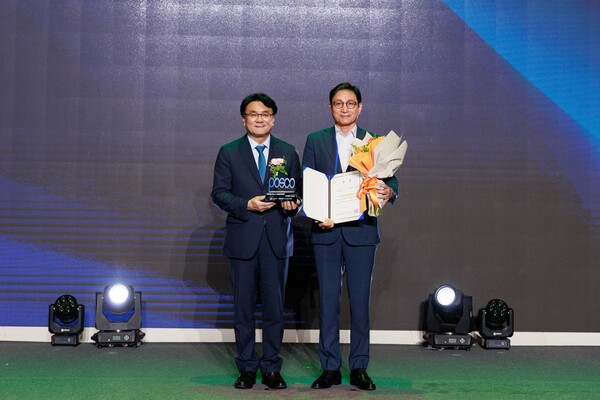 포스코가 9월 4일 열린 우수공동훈련센터 시상식에서 성과평가 우수기관상을 받았다. 사진 왼쪽부터 한국산업인력공단 이우영 이사장, 포스코 신경철 경영지원본부장.