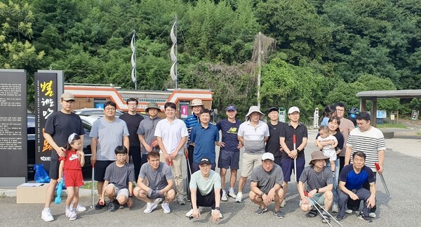  광양제철소 직원들이 광양시 망덕 외망마을에서 환경정화와 입간판 교체 봉사활동을 펼쳤다.