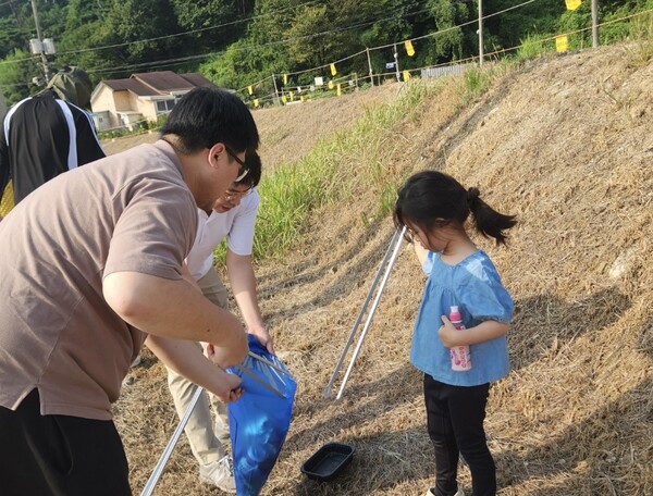광양제철소 직원들이 해안가에 방치된 쓰레기를 수거하는 모습