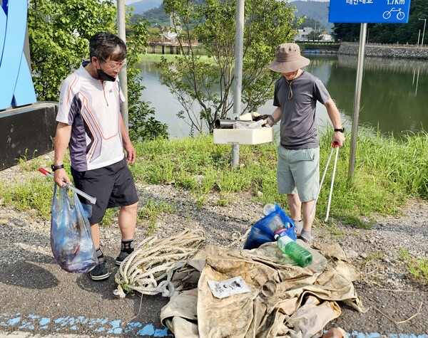 광양제철소 직원과 자녀가 환경정화 봉사를 펼치고 있다.