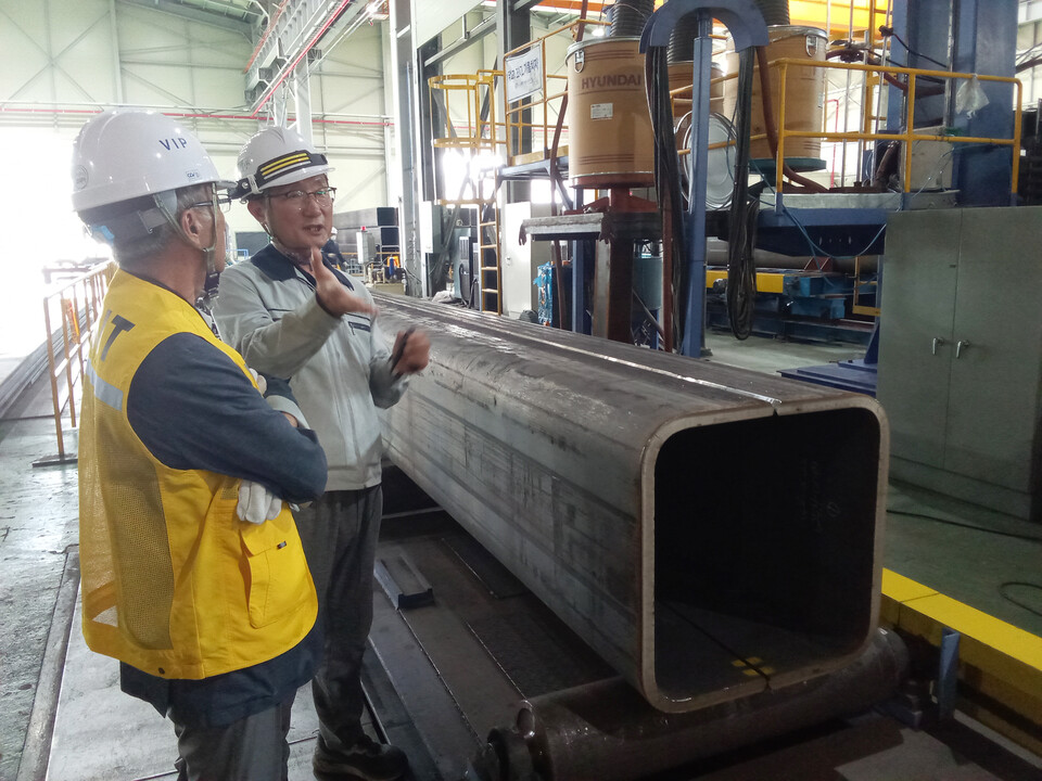 ◇공장 관계자가 대구경 각관 제조 공정을 설명하고 있는 모습  