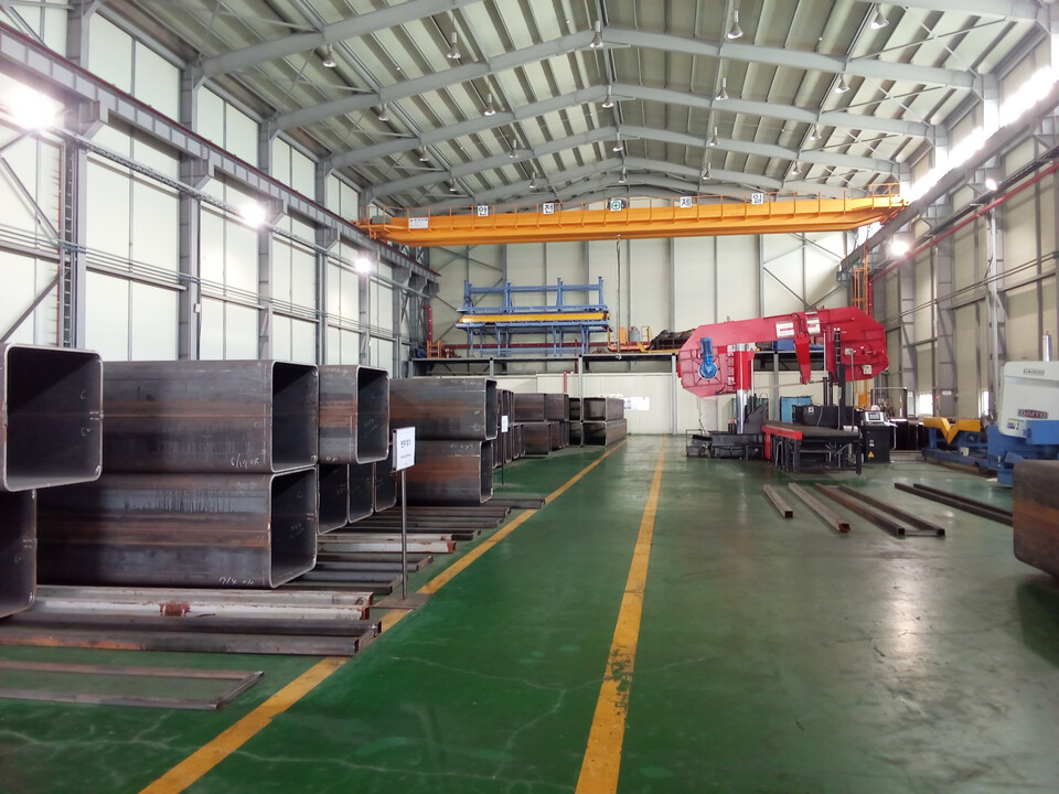 ◇대형 밴드쏘(우측 빨간색 설비) 및 공장 내부 전경