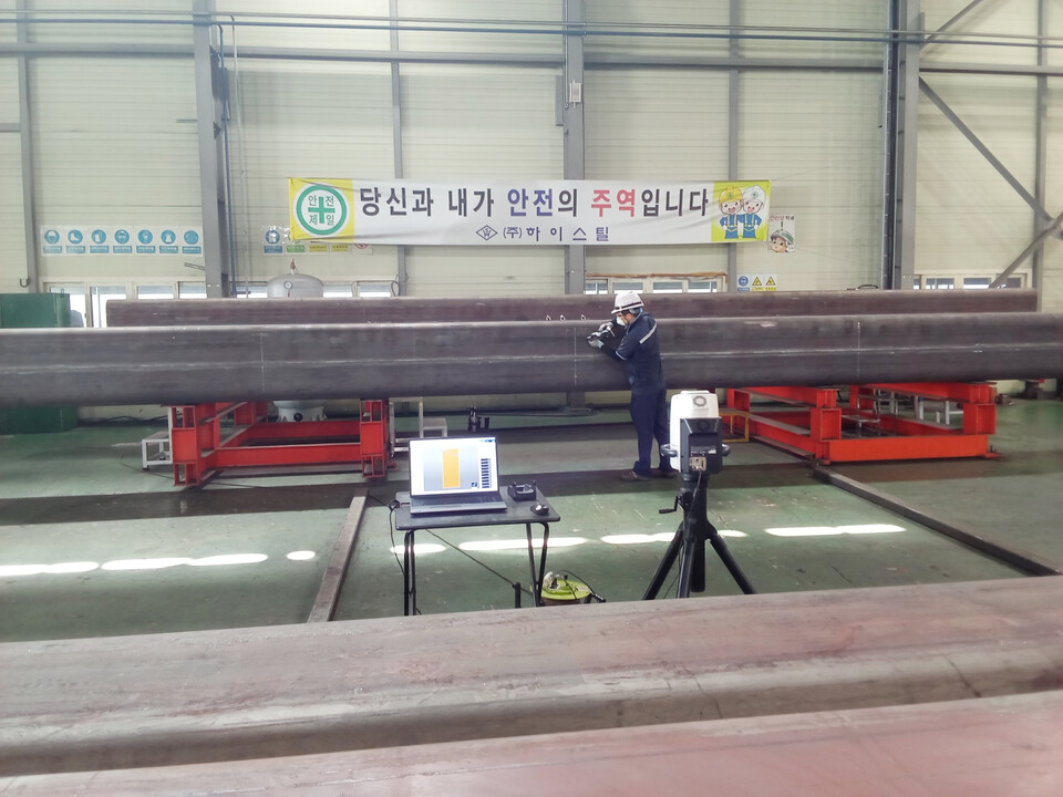 ◇2024년 12월 업계 최초로 도입한 ‘3차원 비전 측정기’로 각관의 규격을 체크하고 있는 모습