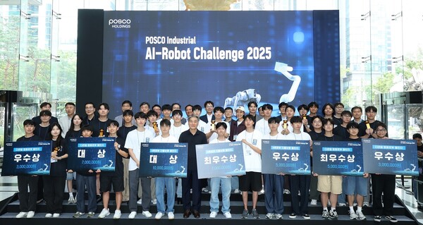 포스코홀딩스가 지난 9일 AI 기반의 로봇 시스템을 활용해 산업 현장의 문제를 해결하는 '산업용 AI-로봇 경진대회'를 열었다고. 경진대회 참가팀 단체 기념사진