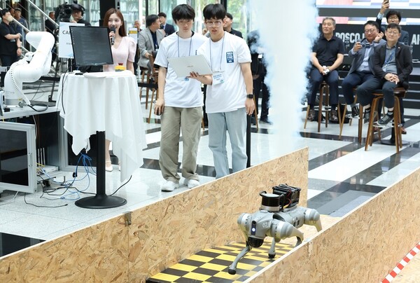 경진대회 참가자들이 4족 로봇 보행 챌린지를 수행하고 있다