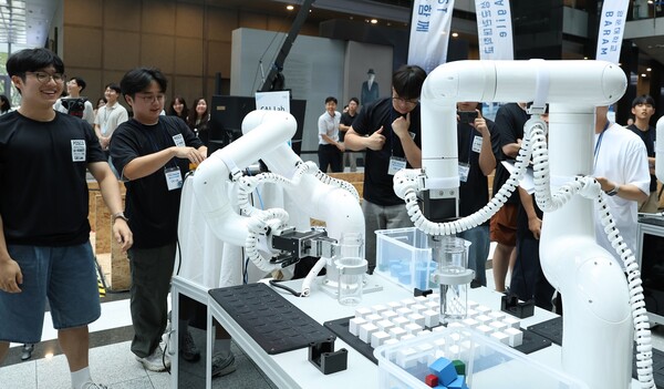 경진대회 참가자들이 다관절 협동 로봇 챌린지를 수행하고 있다