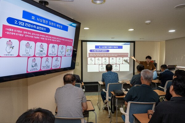 광양제철소 소속 간호사가 심뇌혈관질환 예방 교육을 진행하고 있는 모습