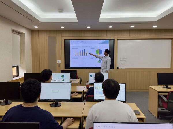 DX전략실 소속 강사가 직원들에게 대시보드 관련 교육을 하고 있다