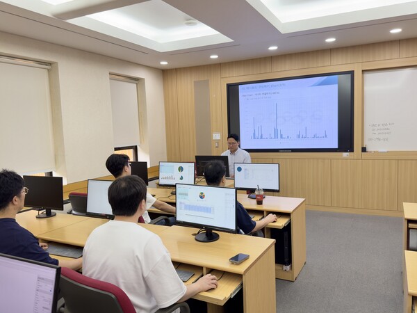 직원들이 대시보드 제작 실습을 하고 있다.