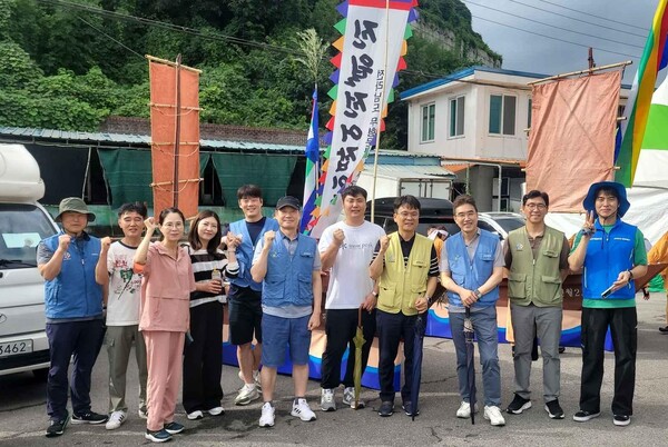 지난 14일, 광양제철소 사랑나누미 봉사단이 광양전어축제 지원 봉사활동에 나섰다.