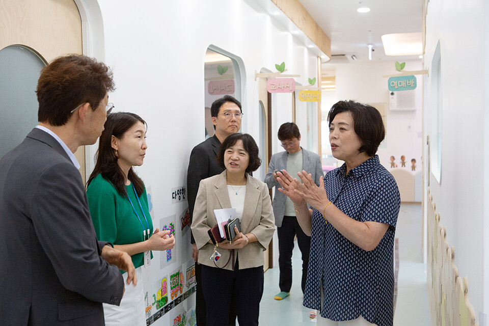 ◇금강공업이 운영하는 '금강카인드 어린이집'을 방문한 신계용 과천시장 