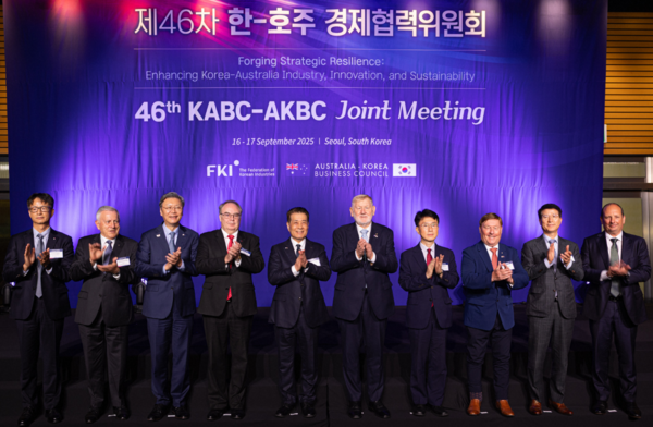 17일 여의도 FKI타워에서 ‘제46차 한-호주 경제협력위원회 합동회의‘가 개최됐다. 사진 왼쪽 세번째 부터 김창범 한경협 부회장, 제프 로빈슨 주한호주대사, 장인화 포스코그룹 회장, 마틴 퍼거슨 AKBC 위원장, 박종원 산업통상자원부 통상차관보