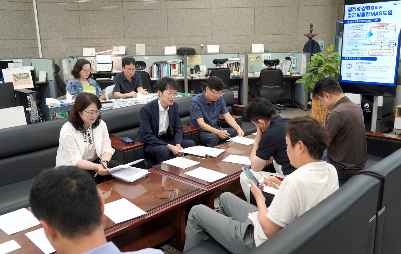 강성민 구매사업국장(왼쪽에서 두 번째)이 16일 정부대전청사 기자실에서 '관급 철근의 다수공급자계약(MAS) 방식 전환'과 관련하여 브리핑하고 있다.