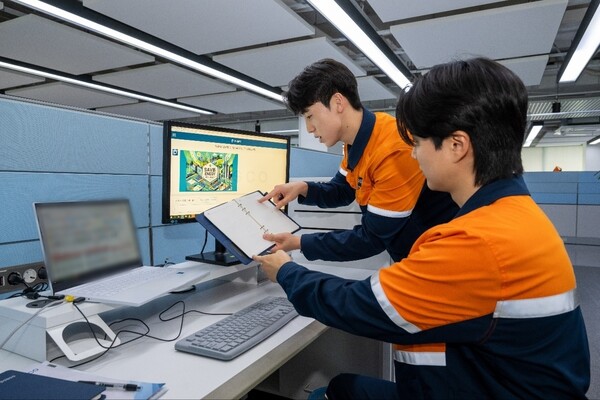 광양제철소 직원들이 경영지원 GPT를 활용해 인사제도 관련 포스터를 제작하고 있다.