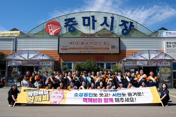 지난 23일, 광양중마시장을 방문한 광양제철소와 광양시 관계자들이 기념사진을 촬영하고 있다.