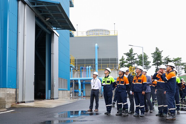 준공식 참여자들이 산소공장 투어를 하고 있다.