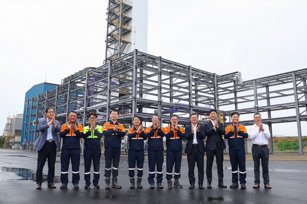 산소공장 준공식에 참석한 사람들이 단체사진을 찍고 있다