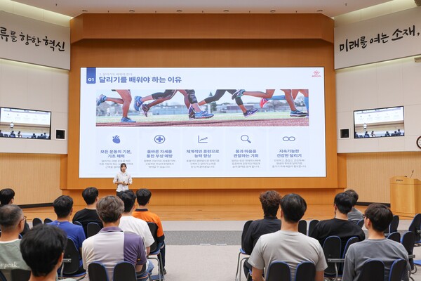 이연진 코치가 본사 대회의장에서 직원들에게 러닝에 대해 강의하고 있다.
