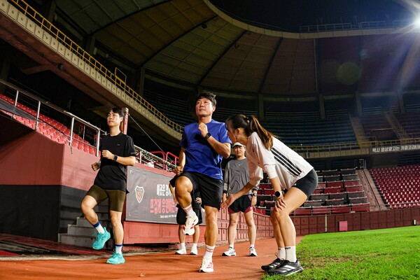 이연진 코치가 직원들에게 러닝 자세에 대해 피드백 해주고 있다.