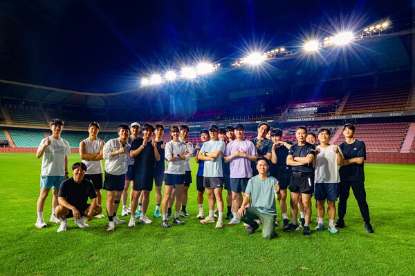 직원들이 스틸야드에서 실전러닝을 하고 단체사진을 찍고 있다