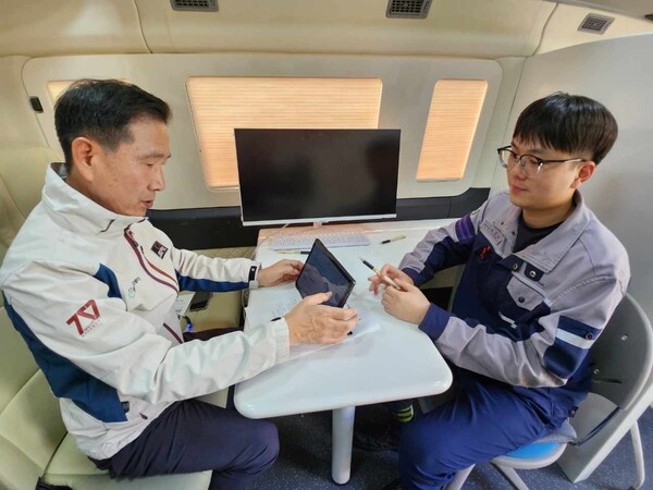 스트레스 지수 검사 결과를 토대로 맞춤 상담중인 모습