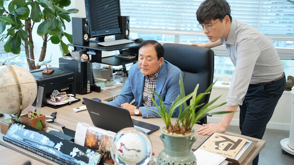 픽슨의 정선만 회장(사진 왼쪽)과 정종민 대표(사진 오른쪽)가 사무실에서 자사 제품에 대한 의견을 나누고 있다