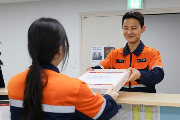 포스코 직원이 반송센터에 선물을 반납하고 있다.