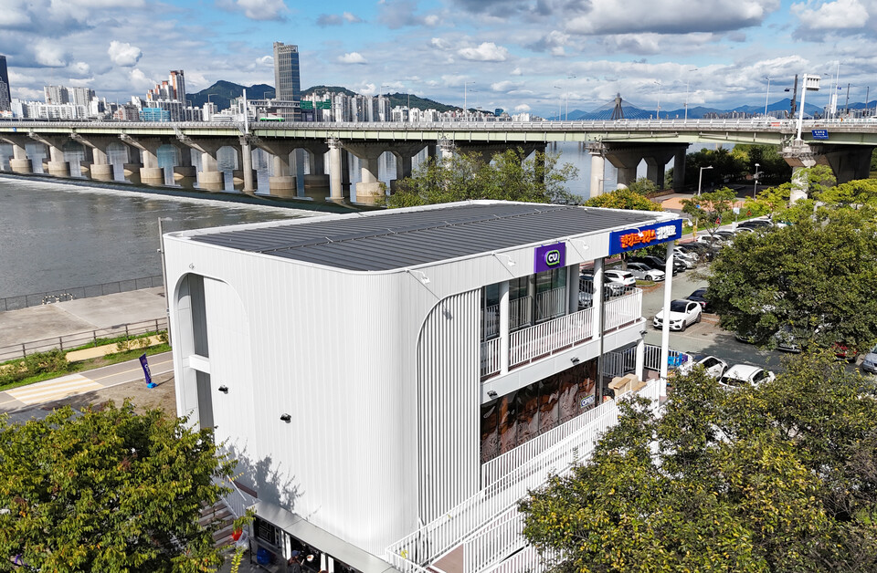 ◇엠스틸 루버 강판 적용_잠실 한강르네상스 CU 편의점 외관(소골 백색 루버)