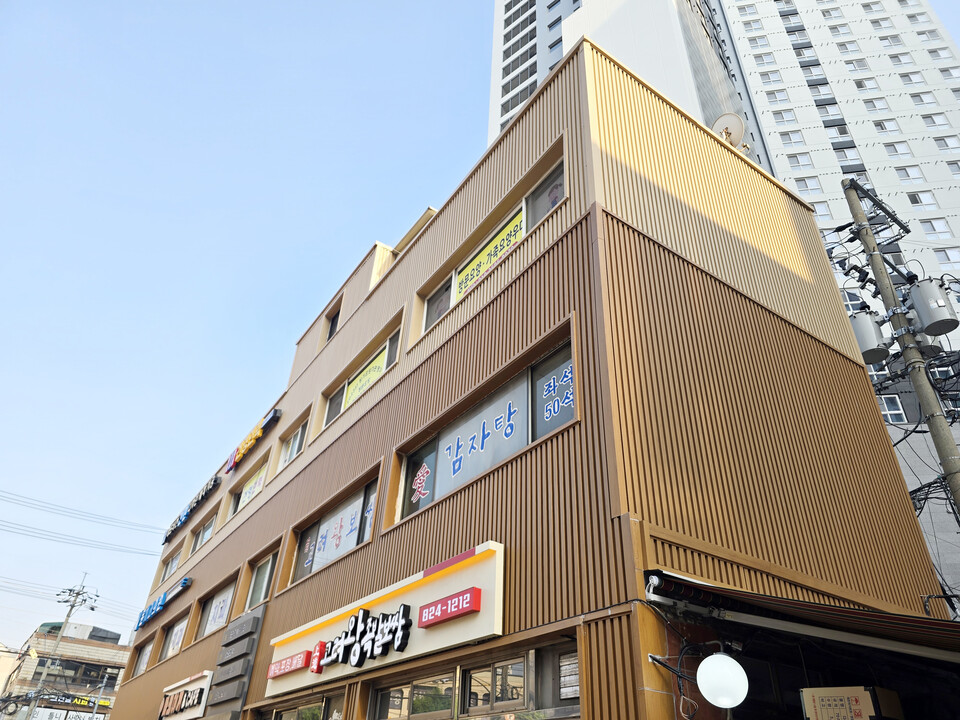 ◇엠스틸 루버 강판 적용_서울 신대방동 상가 리모델링(중골 라이트우드·네츄럴우드 루버)