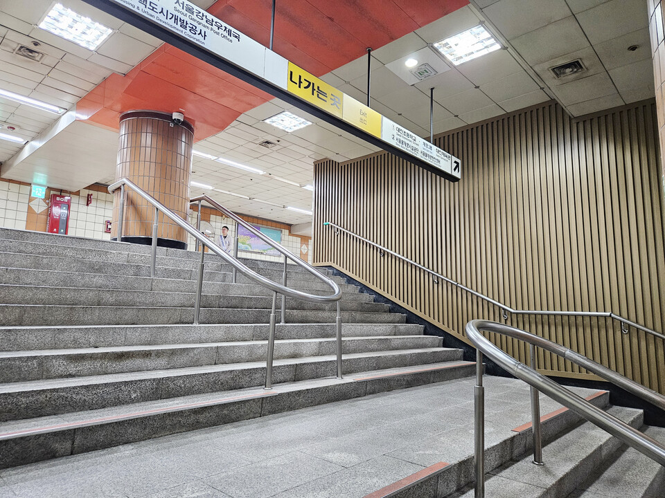 ◇엠스틸 루버 강판 적용_지하철 3호선 대청역 로비(중골 징크쿠퍼 루버)