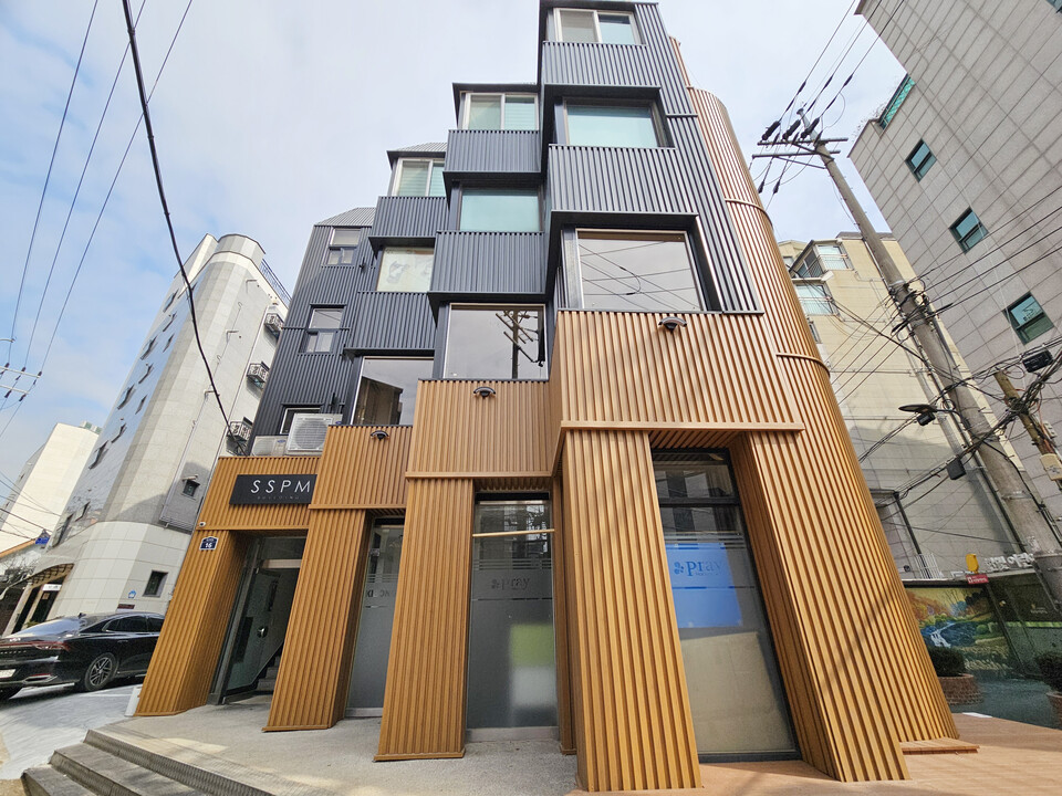 ◇엠스틸 루버 강판 적용_서울 종로 다세대주택 리모델링(중골 라이트우드·징크블랙 루버)