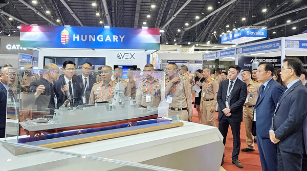◇SK오션플랜트 관계자들이 11월 10~13일 태국 방콕 임팩트 전시장에서 열린 방산 및 보안 전시회 ‘DEFENSE&SECURITY 2025’에 참가해 태국 해군 일행과 이야기를 나누고 있다.
