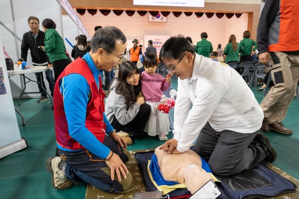 지난 15일, 광양 성황스포츠센터에서 열린 ‘제11회 광양시 자원봉사 대축제’에서 광양제철소 응급처치 재능봉사단이 시민들과 함께하는 심폐소생술 체험을 진행하고 있다.