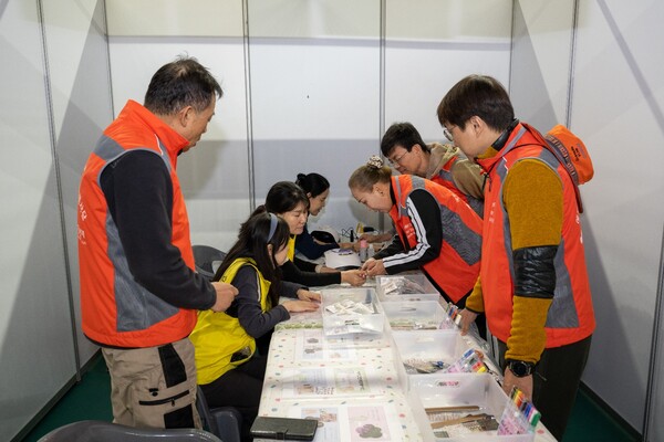 지난 15일, 광양 성황스포츠센터에서 열린 ‘제11회 광양시 자원봉사 대축제’에서 광양제철소 에버그린 벽화재능봉사단이 시민들과 함께 손톱 꾸미기 체험활동을 진행하고 있다.