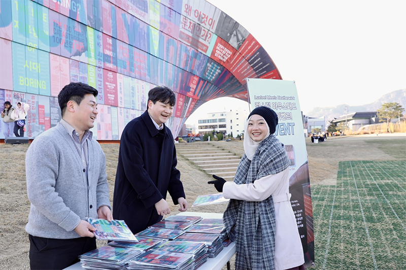 (사진자료) 서울도시건축비엔날레 폐막식에서 동국씨엠 직원들이 방문객에게 ‘휴머나이즈 월 럭스틸 마우스패드’를 나눠주는 모습