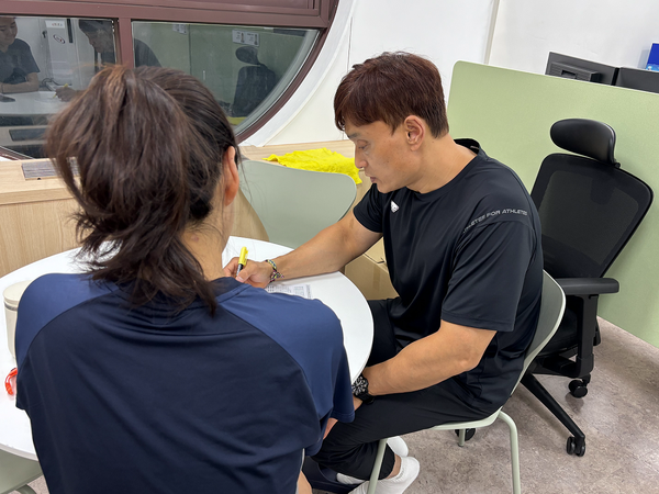포스코 포항제철소 임직원이 운동전문가와 1대 1 인바디 결과 및 운동처방 상담을 받고 있다.