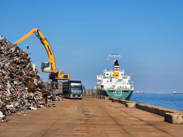 스크랩 가격이 단기 고점에 도달한 가운데 하락 속도에 이목이 쏠리고 있다.