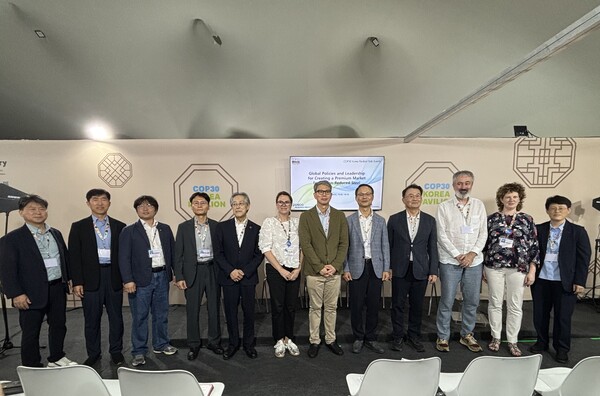 ◇'탄소저감강재의 프리미엄 시장 조성을 위한 글로벌 정책과 리더십' 세미나_(사진 설명)우측 네번째  박재환 사외이사, 다섯번째 포스코 이민호 사외이사, 여섯번째 정기용 기후변화대사, 좌측 두번째 한국철강협회 강성욱 전무