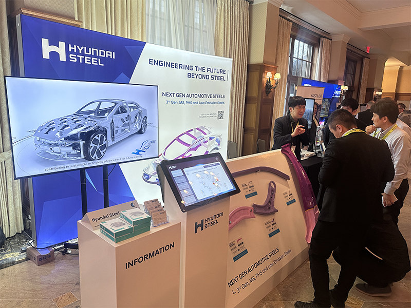 현대제철 연구원이 미국 '카바디 익스피리언스(Car Body Xperience)'에 참석한 글로벌 고객사들에게 3세대 강판을 설명하고 있다.