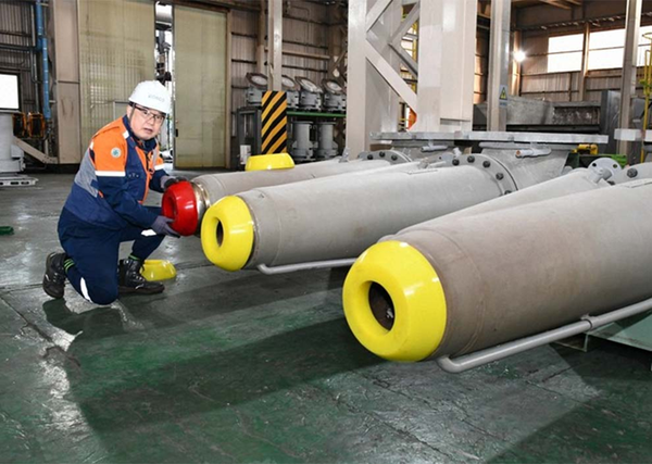 포항제철소 제선부 김수학 명장이 고로 송풍 지관 접합면 손상 방지 작업을 진행하고 있다.