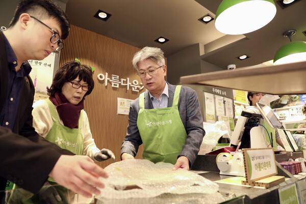 아름다운하루 행사에서 장세욱 동국제강그룹 부회장(가운데)이 일일점원으로 활동하는 모습