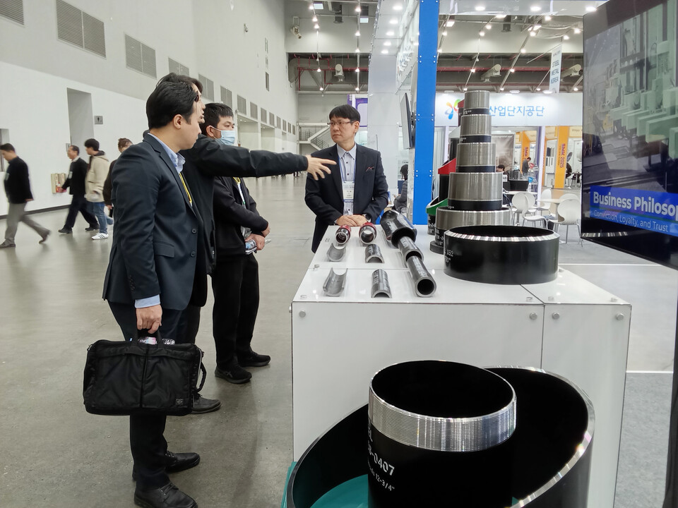 넥스틸 임황빈 이사(사진 우측 첫번째)가 관람객들의 질문에 응대하고 있는 모습