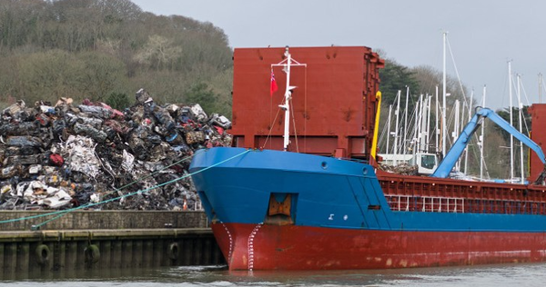 철 스크랩 수출 제한이 수면위로 떠오를 조짐이다. [사진] 철 스크랩을 선박에 싣고 있다. 