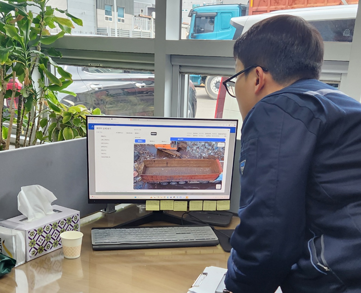 경원스틸에서 철 스크랩 유통 현장에 적용된 AI 검수 사용 현황을 설명하고 있다. [사진] 스틸데일리